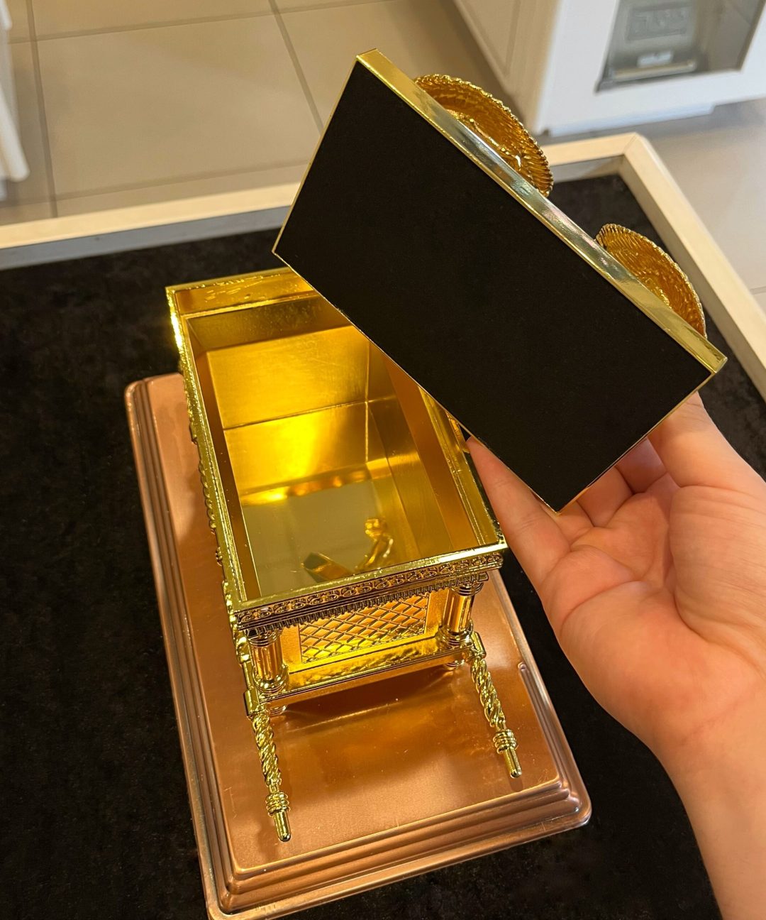 Arca da Aliança Metal com Ouro - Média